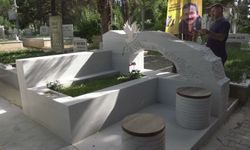 Tahliye Sonrası İlk Ziyaret Zincirlikuyu’ya: Selçuk Mızraklı Sırrı Süreyya Önder’in Mezarını Ziyaret Etti