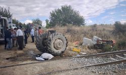 Malatya'da Kaçak Hemzemin Geçitte Tren Kazası: Traktör Sürücüsü Yaralandı