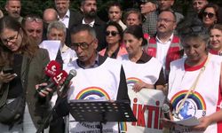 Emeklilerden Bütçe Görüşmeleri Öncesi Ankara Yürüyüşü: "Siz Giyin" Diyerek Kefen Fırlattılar