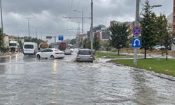 Malatya’da Sağanak Kabusu: Cadde ve Sokaklar Göle Döndü, İş Yerlerini Su Bastı