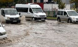 Malatya'da Sağanak Yağış Ulaşımı Felç Etti: Çevre Yolu Su Altında Kaldı, Araçlar Yolda Kaldı