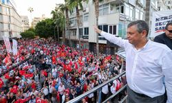 Özgür Özel Silifke'den seslendi: “O sandığa varacağız, o seçimi alacağız”