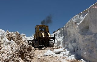 Adıyaman’da 40 Derece Sıcaklıkta Kar Mesaisi: Ulubaba Türbesi Yolu Yeniden Açıldı