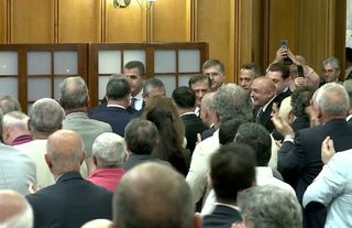 "Sokaktan Kaçanlar Masa Başında Siyaset Yapıyor!" Özgür Özel’den İktidara "Millet Ayakta" Çıkışı!