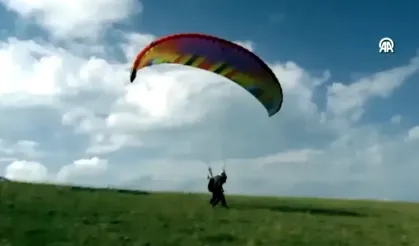 Kars'ın yamaç paraşütü pilotları