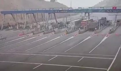 Otomobil tırın altına girdi: 4 ölü