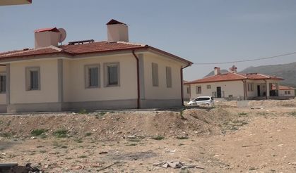 Akçadağ İkinciler Mahallesi’nde deprem konutları hala teslim edilmedi, mahalleli tepkili