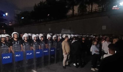 Çevik kuvvetin CHP İstanbul İl Başkanlığı çevresini abluka altına aldığı anlarda Valilik yasak kararını açıkladı