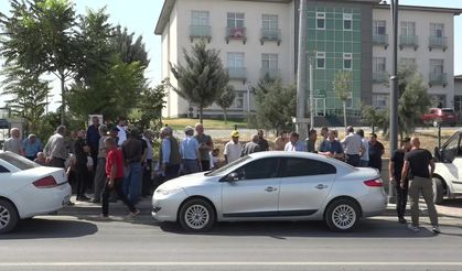 Derme Sulama Birliğine bağlı çiftçiler DSİ'yi protesto etti: "Su krizi ile çiftçilerimizin ölüm fermanı imzalanmış bulunmakta"