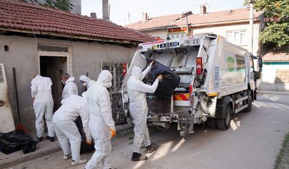 Eskişehir’de “çöp ev”den 4,5 ton atık çıkarıldı