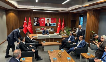 Özgür Özel, Sarıyer’deki çalışma ofisinde İstanbul ekibiyle buluştu