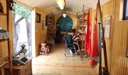 Eski Vagonu Kütüphane ve Müzeye Dönüştürdüler: Öğrenciler Raylarda Tarihle Buluşuyor