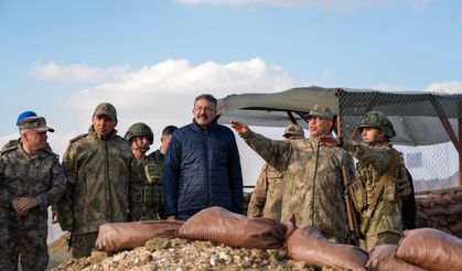 Hakkari Valisi Ali Çelik ve Korgeneral Zorlu Topaloğlu’ndan Irak Sınırına Ziyaret