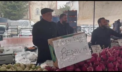 Gaziantep'te Çarpıcı Eylem: CHP'li Vekil Pazarda Emekliye "Turp" Dağıttı!