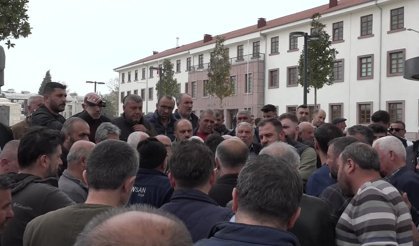 Malatya oto sanayi esnafı valilik önünde toplandı: 'Üç günde çıkın diyorlar, dükkân istiyoruz'