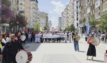 Malatya'da 1 Mayıs yürüyüşü başladı: 'Emek ve Dayanışma Günü' kapsamında kortej miting alanına ilerliyor