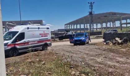 Organize Sanayi Bölgesinde Feci Kaza: Tonlarca Ağırlıktaki Beton Blok İşçilerin Üzerine Devrildi!