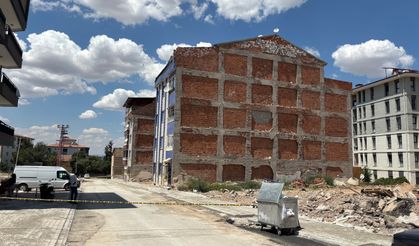 Malatya'da Kolonlardan Ses Geldiği İddiası Ekipleri Alarma Geçirdi: 4 Katlı Bina Tahliye Edilip Mühürlendi!