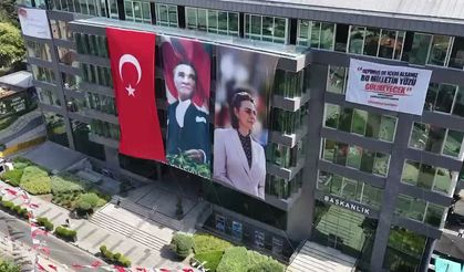 Üsküdar Belediyesi Binasına Sinem Dedetaş ve Atatürk Pankartı Asıldı: "Hepimizi İçeri Atsanız Da..."