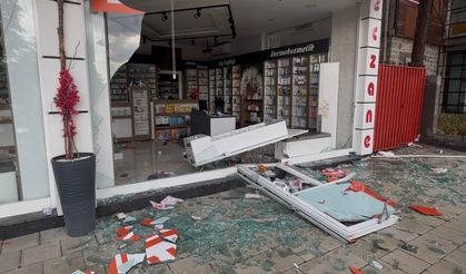 Aniden Bastıran Sağanak ve Şiddetli Fırtına Kenti Vurdu: Ağaçlar Devrildi, Çatılar Uçtu!