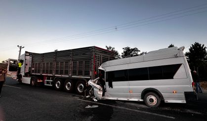 Hasat Dönüşü Can Pazarı! Malatya-Elazığ Yolunda Minibüs Tıra Çarptı: 18 Yaralı