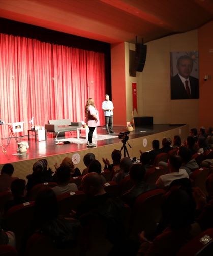 Erciş'te "Ruh Öküzüm" adlı tiyatro oyunu sahnelendi