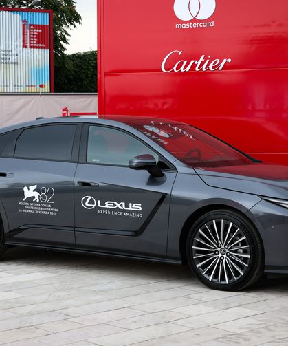 Lexus'un yeni ES sedan modeli 82. Venedik Uluslararası Film Festivali'nde öne çıktı