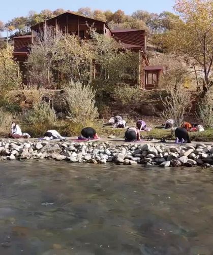 Tunceli’de Kadınlar Munzur Nehri Kıyısında Doğayla Buluştu: Meditasyon ve Pilatesle Ruhsal Yenilenme