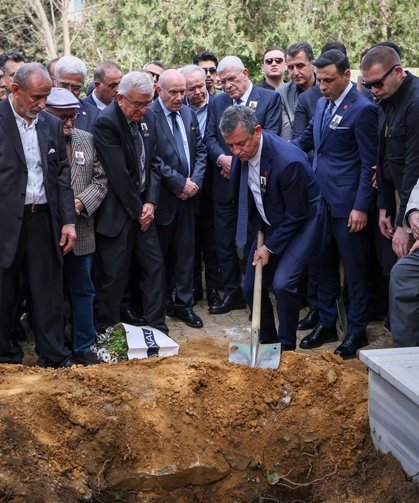 Hüsamettin Cindoruk Son Yolculuğuna Uğurlandı! Teşvikiye Camii'nde Siyasetin Dev İsimleri Saf Tuttu