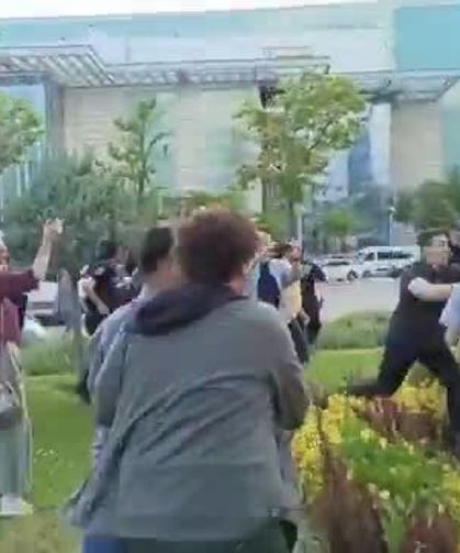 ATO Congresium önünde hareketli dakikalar! TKP'den Koç Holding'in 100. yıl etkinliğine şok protesto