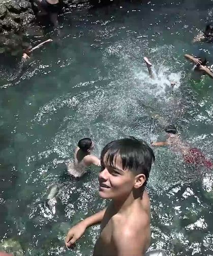 Termometreler 40 dereceyi aştı, o tarihi mekan doldu taştı: Diyarbakır'da çocukların "kutsal" serinlik nöbeti başladı!
