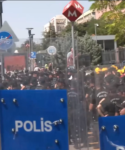 Elazığ Eti Gümüş Madencilerine Ankara'da Polis Engeli: Bakanlığa Yürümek İsteyen İşçiler Gözaltına Alındı!