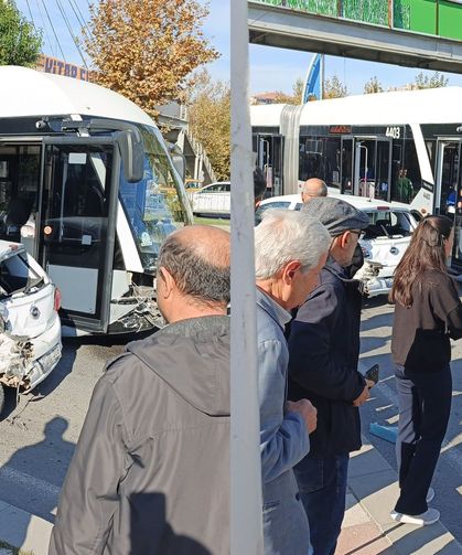 Malatya Çevreyolunda Trambüs ile Otomobil Çarpıştı: 5 Yaralı