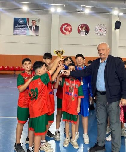 Malatya'da Cumhuriyet Bayramı Hentbol Turnuvası Sona Erdi: Şampiyon Malatya Büyükşehir Belediyespor