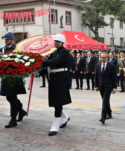 Malatya'da Cumhuriyet'in 103'üncü Yılı Törenlerle Kutlanıyor: Atatürk Anıtı'na Çelenk Sunuldu