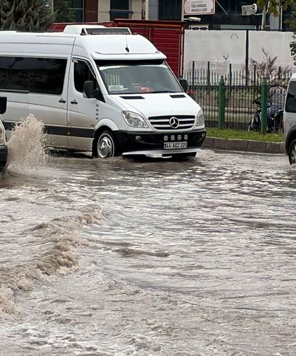 Malatya'da Sağanak Yağış Ulaşımı Felç Etti: Çevre Yolu Su Altında Kaldı, Araçlar Yolda Kaldı
