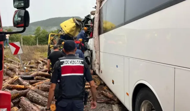 Karabük-Zonguldak kara yolunda yolcu otobüsü ile kamyon çarpıştı: 2 ölü 23 yaralı