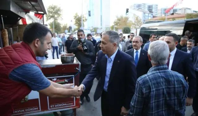 İçişleri Bakanı Yerlikaya, Malatya'da depremden etkilenen esnaf ve vatandaşları ziyaret etti