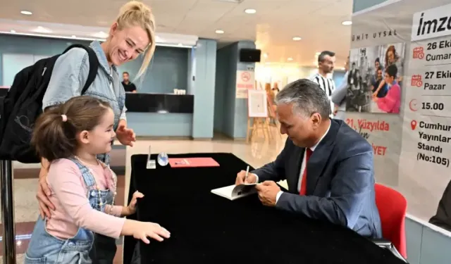 Muratpaşa Belediye Başkanı Uysal, yeni kitabının imza gününde