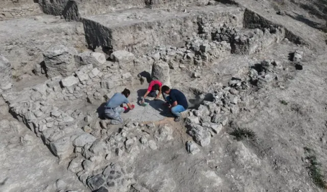 Tatarlı Höyük'te Orta Tunç Çağı'na ait yapı açığa çıkarıldı