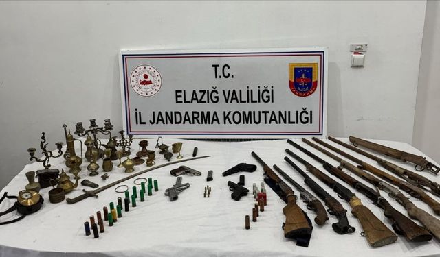 Elazığ'da 12 ruhsatsız silah ve tarihi eser niteliğinde 30 obje ele geçirildi