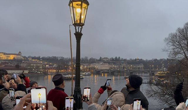 Tarihi Vltava Köprüsü Noel’de "Lamba Yakıcı" İle Işıl Işıl Oluyor