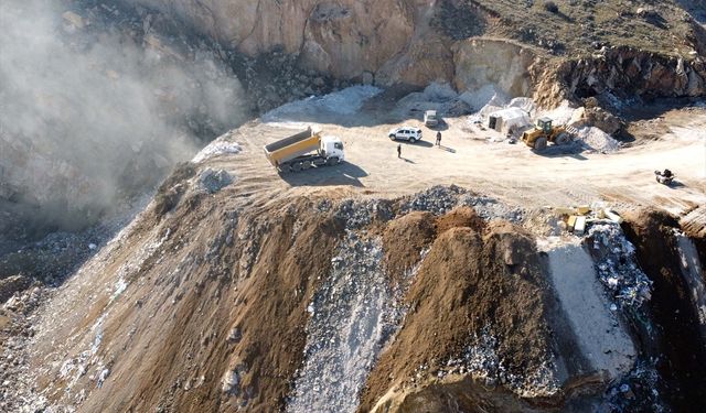 Elazığ'da ağır hasarlı 10 bin 33 binanın enkazı kaldırıldı