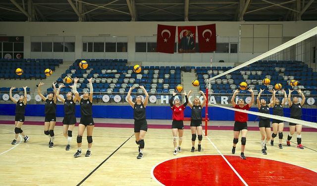 Hakkari'nin kadın voleybolcuları 1. Lig'e odaklandı