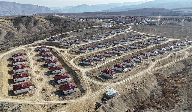 Malatya'nın Darende ilçesinde yükselen afet konutları dronla görüntülendi