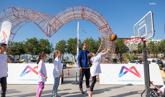 Mersin Büyükşehir Belediyesi’nin Sporbüs aracı, alışveriş merkezlerinde çocuklarla buluştu