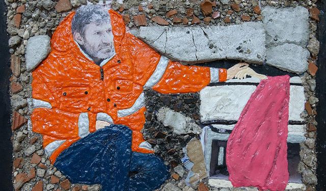 Adıyamanlı depremzede kadınlar, enkazdan çıkarılan malzemeleri sanata dönüştürdü