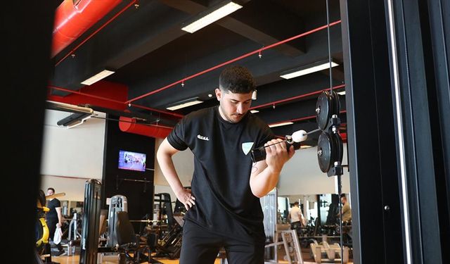 Ağabeyini yenerek bilek güreşine başlayan para milli sporcunun bileği bükülmüyor