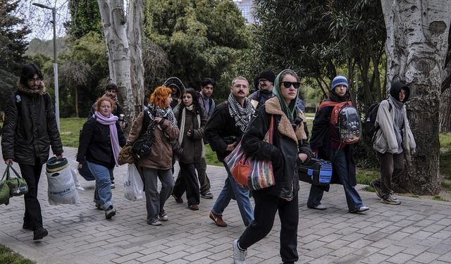 İstanbul'da bazı vatandaşlar deprem endişesiyle geceyi dışarıda geçirdi