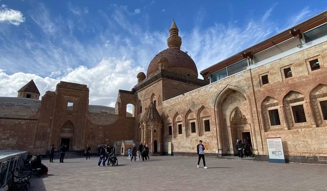 Lale Devri'nin İhtişamlı Mirası İshak Paşa Sarayı Bayramda Ziyaretçi Akınına Uğradı